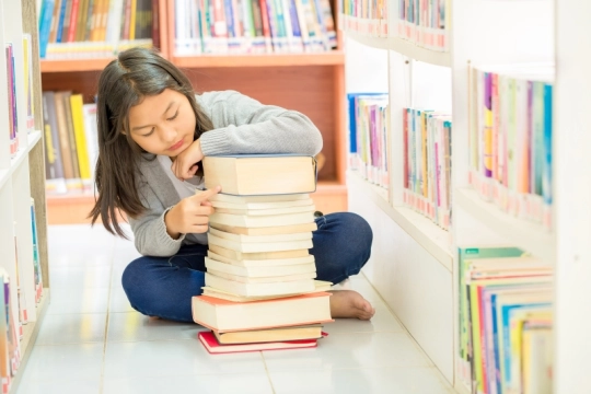 cute-girl-sitting-floor-many-books